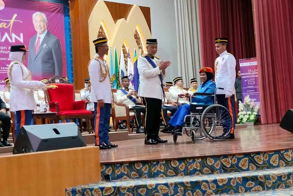 Ahmad Zahir ( tiga dari kiri) menyerahkan Pentauliahan Kor Sispa Peringkat Kebangsaan kali ke-15 di Universiti Tun Hussein Onn Malaysia (UTHM) Batu Pahat pada Ahad.