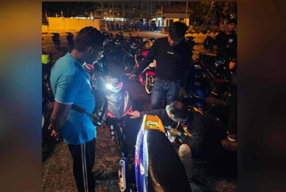 Bunyi bising ekzos turut diperiksa menerusi Operasi Samseng Jalanan dan Operasi Khas Ekzos Bising melibatkan penunggang motosikal di Jalan KM43 Teluk Intan-Sitiawan, di sini pada malam Sabtu hingga pagi Ahad.