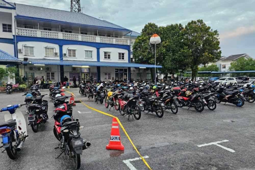 Sebahagian motosikal yang diperiksa polis dalam Operasi Samseng Jalanan dan Operasi Khas Ekzos Bising melibatkan penunggang motosikal di Jalan KM43 Teluk Intan-Sitiawan, di sini pada malam Sabtu hingga pagi Ahad.