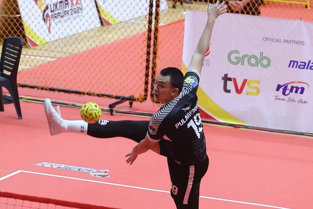 Ikhwan Syafiq baru sahaja membantu pasukannya merangkul pingat emas dalam kategori berpasukan lelaki setelah menewaskan Selangor 2-0 dalam aksi final pada Sabtu. Foto Bernama