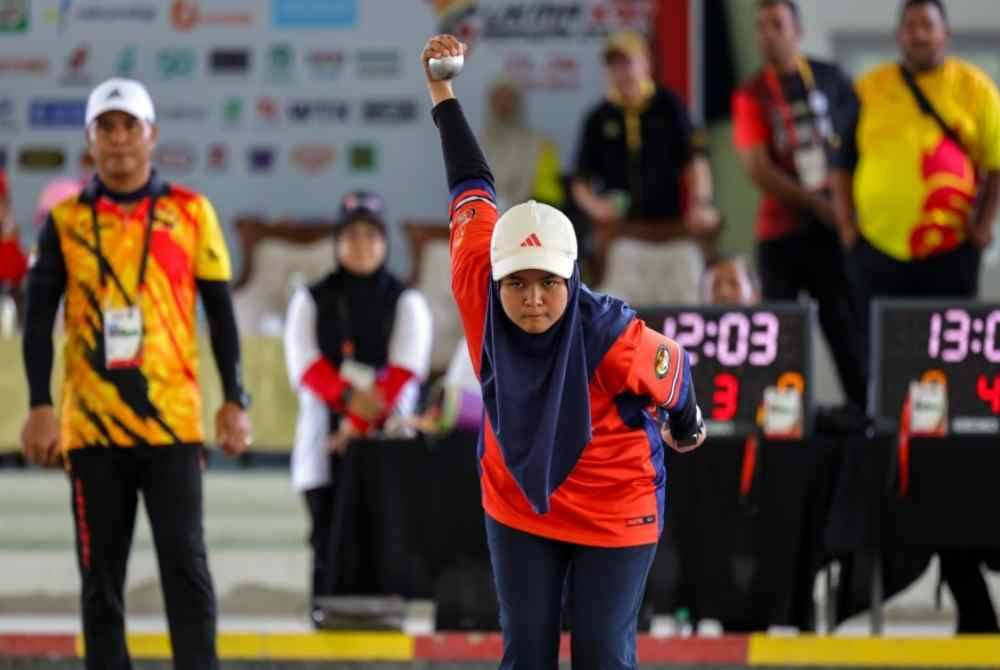 Dayang Nurulnuhaa Fasihah beraksi dalam acara shooting wanita di Arena Petanque Santubong pada Ahad. Foto Bernama
