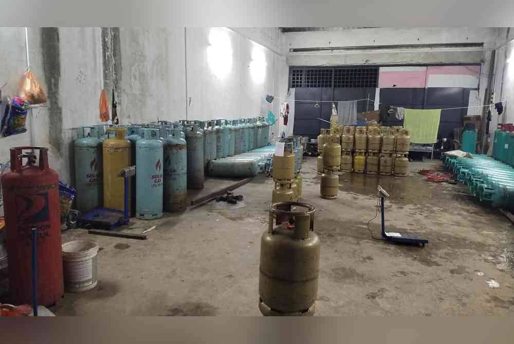 Premis yang dipercayai menjadi lokasi penyimpanan serta aktiviti pemindahan LPG secara haram dikesan menerusi risikan dijalankan dua minggu lalu.