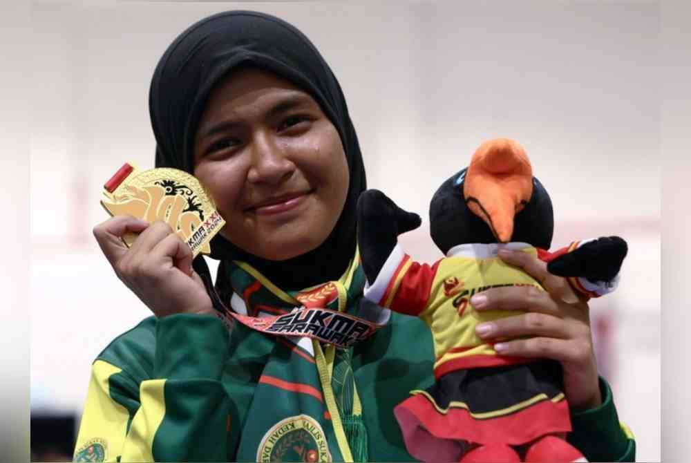Wan Nor Amni Madihah bergambar selepas memenangi emas dalam perlawanan akhir sanda kategori 56 kg pada temasya Sukma Sarawak 2024. Foto Bernama