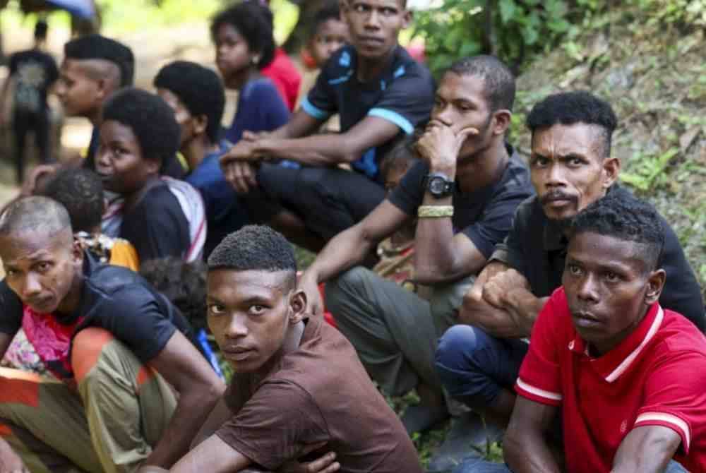 Gani (dua, kanan) bersama rakan sekampung menunggu giliran untuk mengambil sijil kelahiran yang dipohon mereka pada Program Mekar Komuniti yang dilaksanakan JPN Pahang di Kampung Sungai Keniam, Ulu Tembeling baru-baru ini. Foto Bernama