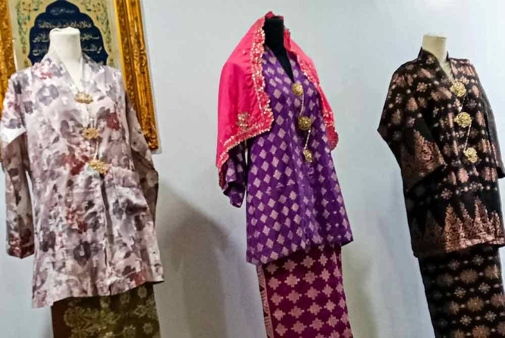 Berusia lebih 100 tahun, Kebaya Setengah Tiang diketahui digayakan masyarakat dan kerabat diraja negeri ini sejak 1930-an. Foto Bernama