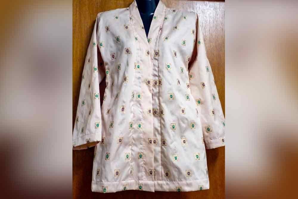 Kebaya Setengah Tiang berwarna pic yang dihadiahkan sebagai cenderamata kepada Dr Wan Azizah pada satu acara rasmi di Seremban, Julai lepas. - Foto Bernama