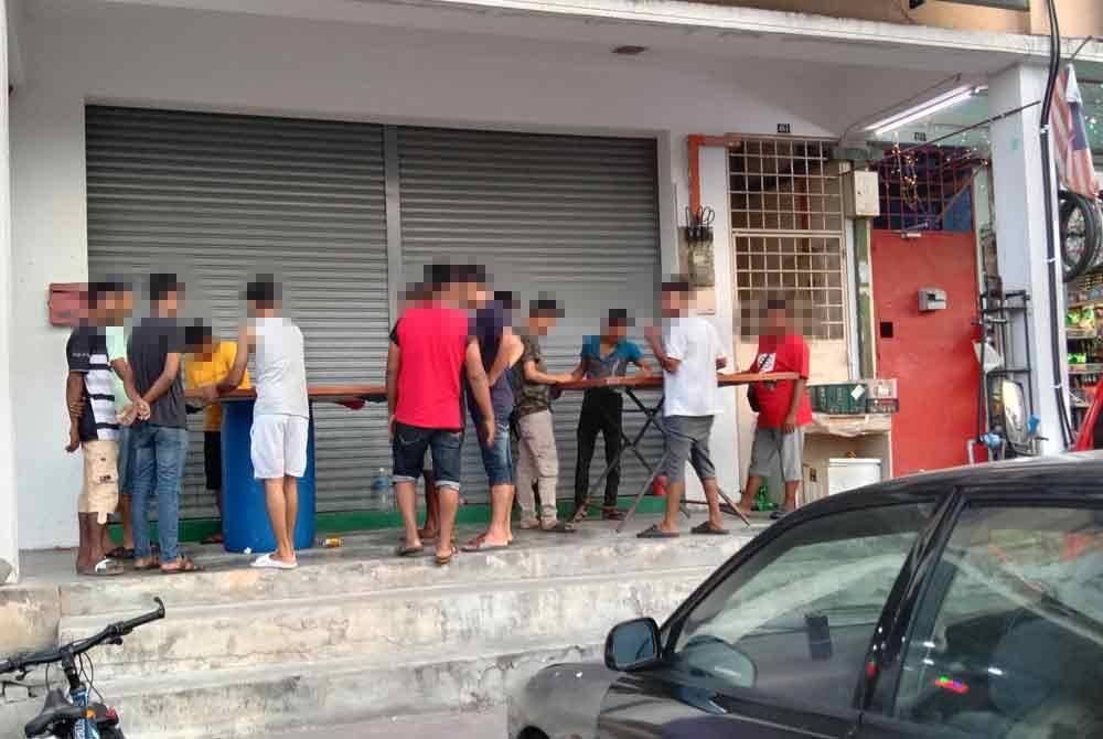 Warga asing melakukan aktiviti di kaki lima jalan menyebabkan kacau ganggu kepada penduduk tempatan.