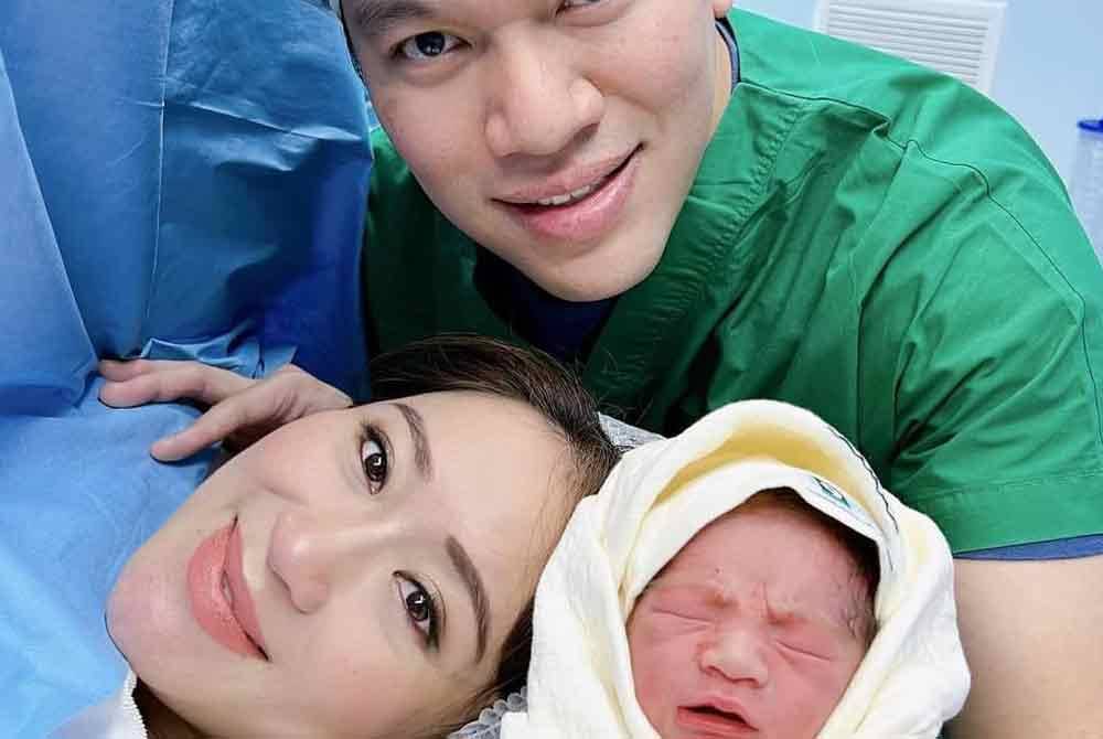 Paetongtarn bergambar bersama bayi dan suaminya, Pitaka Suksawat semasa melahirkan anak keduanya baru-baru ini.