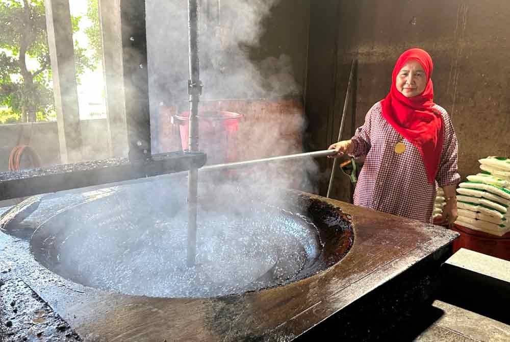 Proses menggoreng kopi menggunakan kawah.
