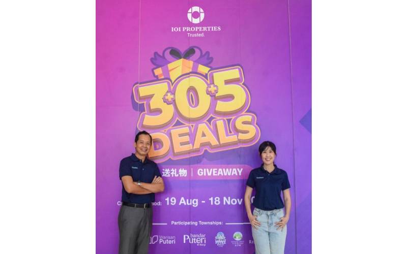 Teh (kiri) bersama Ketua Jualan, Pemasaran dan Penjenamaan Kumpulan (kanan) Nicole Lee Chee Yiing.