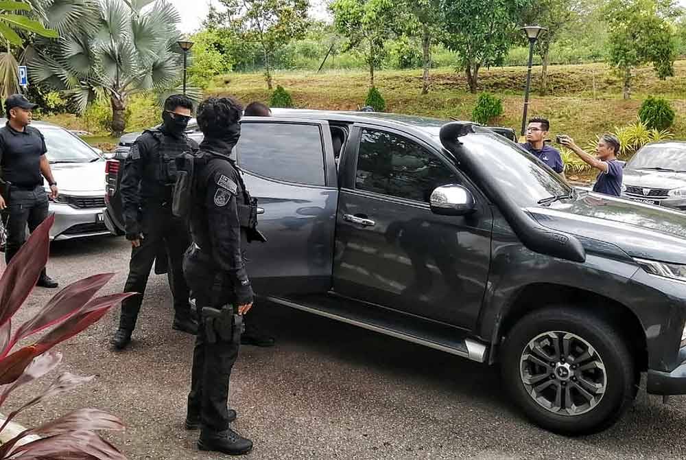 Suspek tiba di Mahkamah Masjitret Alor Gajah dengan menaiki kenderaan polis.