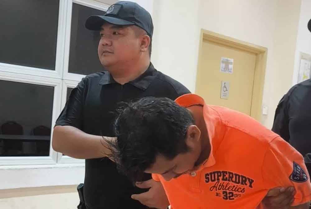 Mohammad Ferdaus (kanan) dibawa ke Mahkamah Sesyen di Petaling Jaya pada Isnin bagi menghadapi dua pertuduhan membunuh dua wanita di kawasan Surau Al-Ehsaniah Ahmadiah, dua minggu lalu.