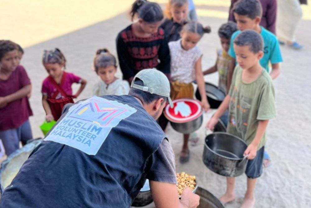 SUKARELAWAN MVM melaksanakan agihan bantuan makanan kepada pelarian di kem Deir al-Balah, Gaza beberapa jam sebelum rejim membedil kawasan tersebut. Foto Ihsan MVM