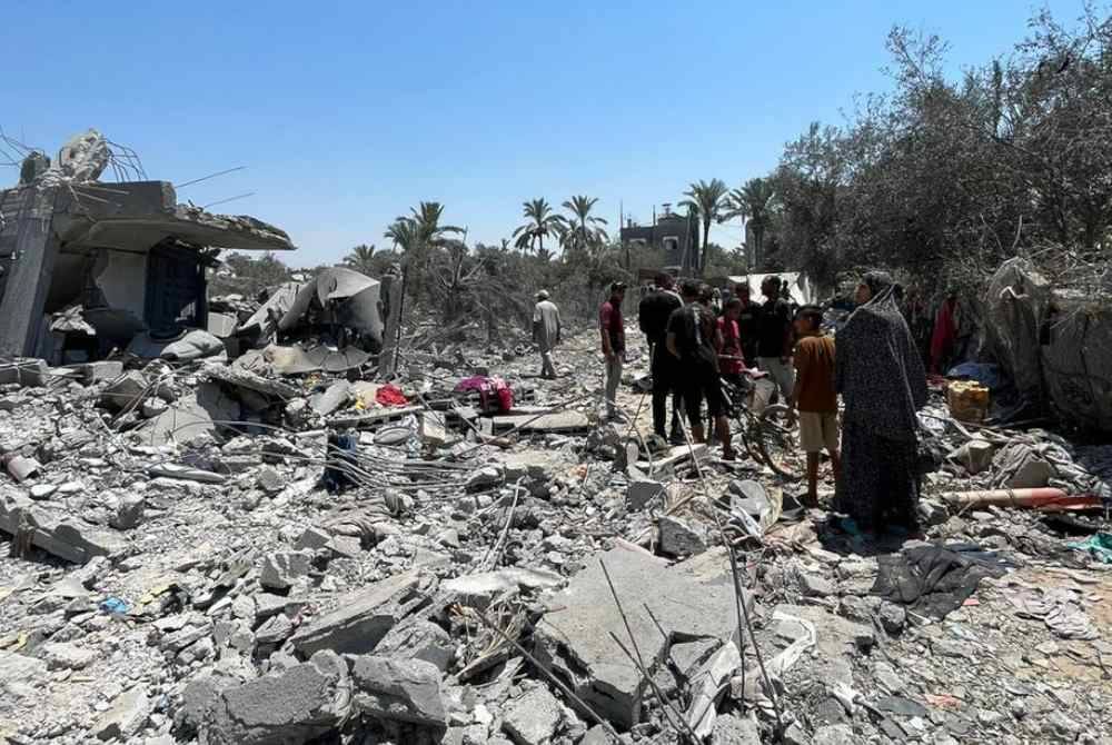 KEADAAN di sekitar kem Deir al-Balah, Gaza selepas menjadi sasaran rejim, beberapa jam selepas agihan MVM dilaksanakan di sana. Foto Ihsan MVM