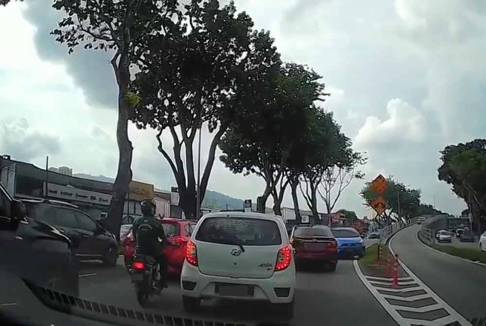 Rakaman 'dashcam' yang tular di media sosial memaparkan sebuah kereta dipandu melawan arus di Jalan Masjid Negeri.
