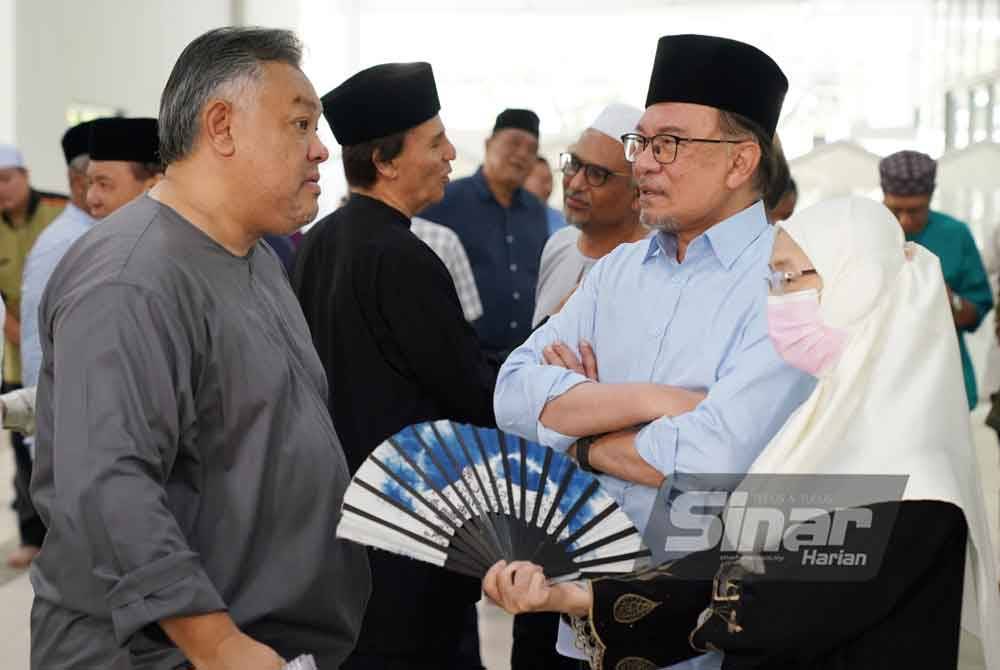 Anwar dan isterinya Wan Azizah hadir bagi memberi penghormatan terakhir kepada Allahyarham Rozaid. Foto Sinar Harian/ Rosli Talib