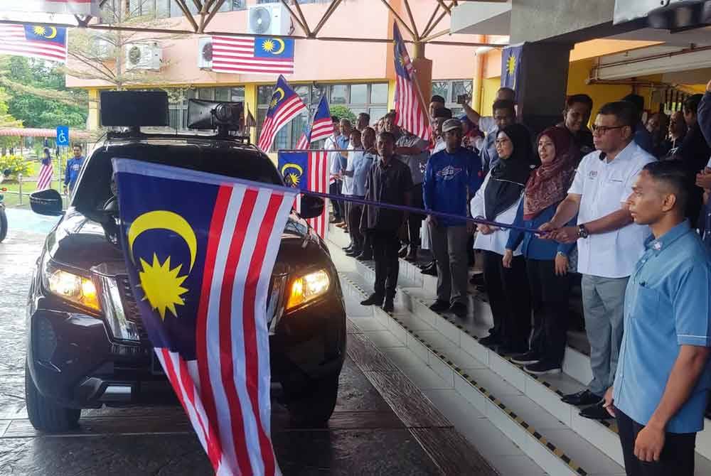 Saifuddin (tiga kanan) merasmikan Majlis Pelancaran Bulan Kebangsaan Kibar Jalur Gemilang Peringkat Kedah 2024 di Politeknik Sultan Abdul Halim Muadzam Shah, di Jitra pada Isnin.