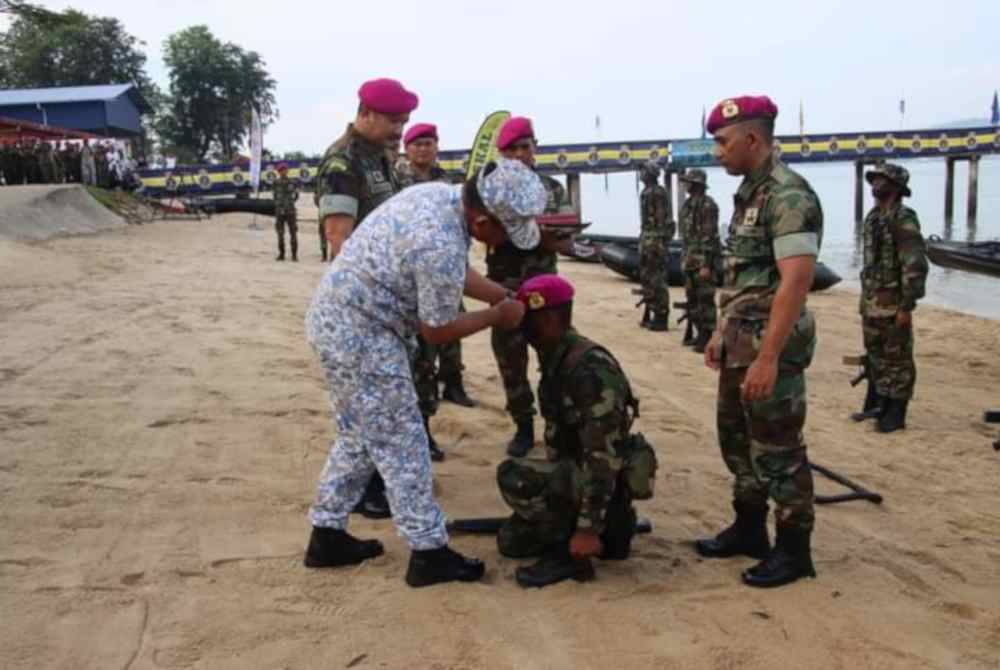 Pelatih yang lulus dipakaikan Beret Ungu ketika Majlis Penutup Kursus Asas PASKAL siri 74/24, di sini pada Sabtu.