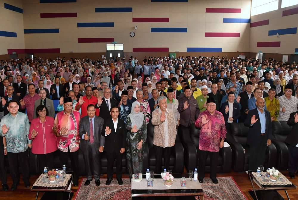 Ahmad Zahid bergambar ketika hadir merasmikan Penutupan Seminar Fikrah Siddiq Fadzil Peringkat Kebangsan 2024 di MRSM Bagan Datuk pada Isnin. Foto Bernama