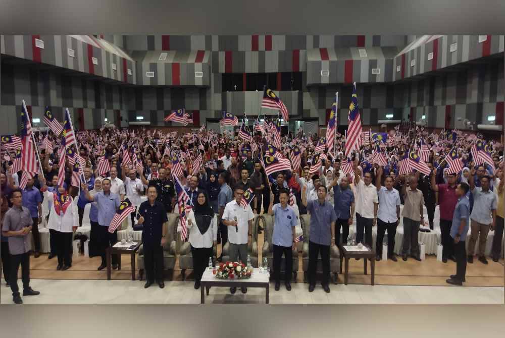 Saifuddin Nasution (tengah) pada pelancaran Sambutan Hari Kemerdekaan peringkat negeri Kedah 2024 di Politeknik Sultan Abdul Halim Mu'adzam Shah di Jitra pada Isnin.