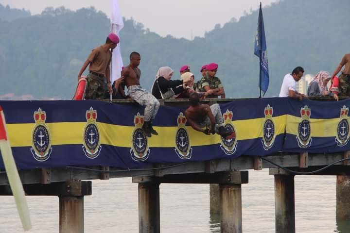 Salah satu demonstrasi berkonsepkan daya tahan mental dan keupayaan fizikal anggota yang dipersembahkan kepada ahli keluarga.