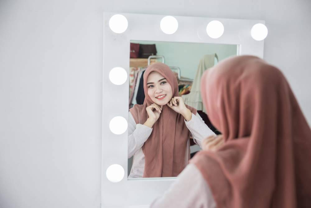 AURAT wajib ditutup dan hukumnya haram dibuka atau dipamerkan kepada mereka yang bukan mahram. -Foto: Canva 