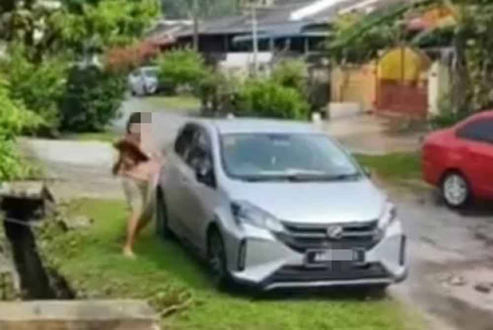 Video berdurasi 11 saat tular di laman sosial X memaparkan seorang lelaki memegang atap genting mengetuk cermin sebuah kereta yang di parkir di tepi jalan.