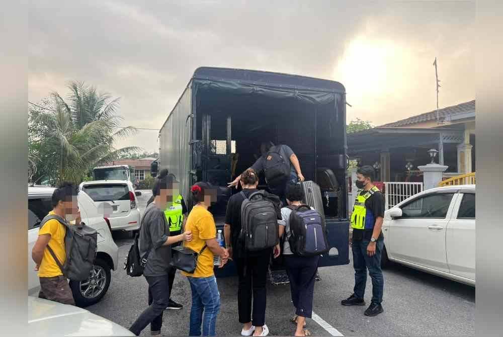 Polis menggempur rumah teres di Meru, Selangor, pada Isnin, yang dijadikan rumah penampungan PATI.