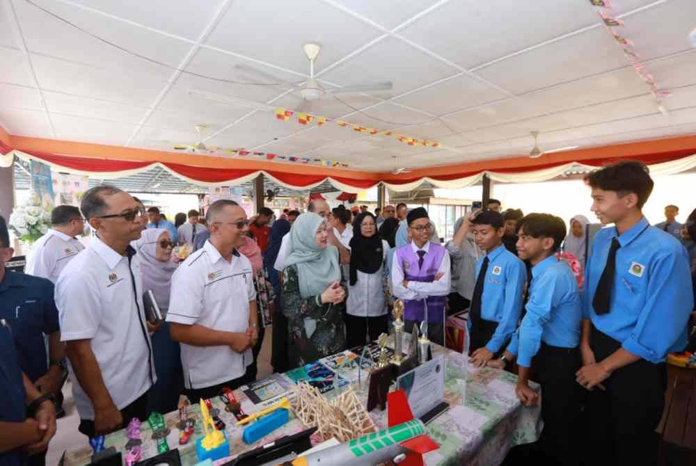 Fadlina (tengah) meninjau ruang pameran kreativiti pelajar.