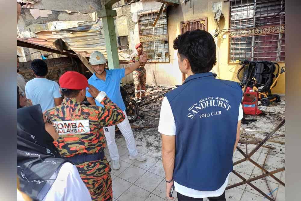 Al-Sultan Abdullah memaklumkan sesuatu ketika mencemar duli melawat mangsa kebakaran tiga buah rumah teres di Taman Kempadang Makmur, di sini pada Isnin.