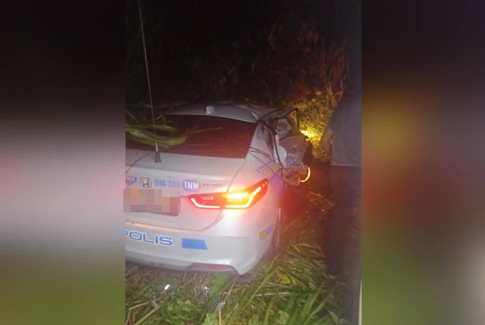 Kenderaan MPV terbabas ke kanan jalan kerana hilang kawalan selepas berlanggar dengan ambulans di Kilometer 13 Jalan Tenom-Keningau.