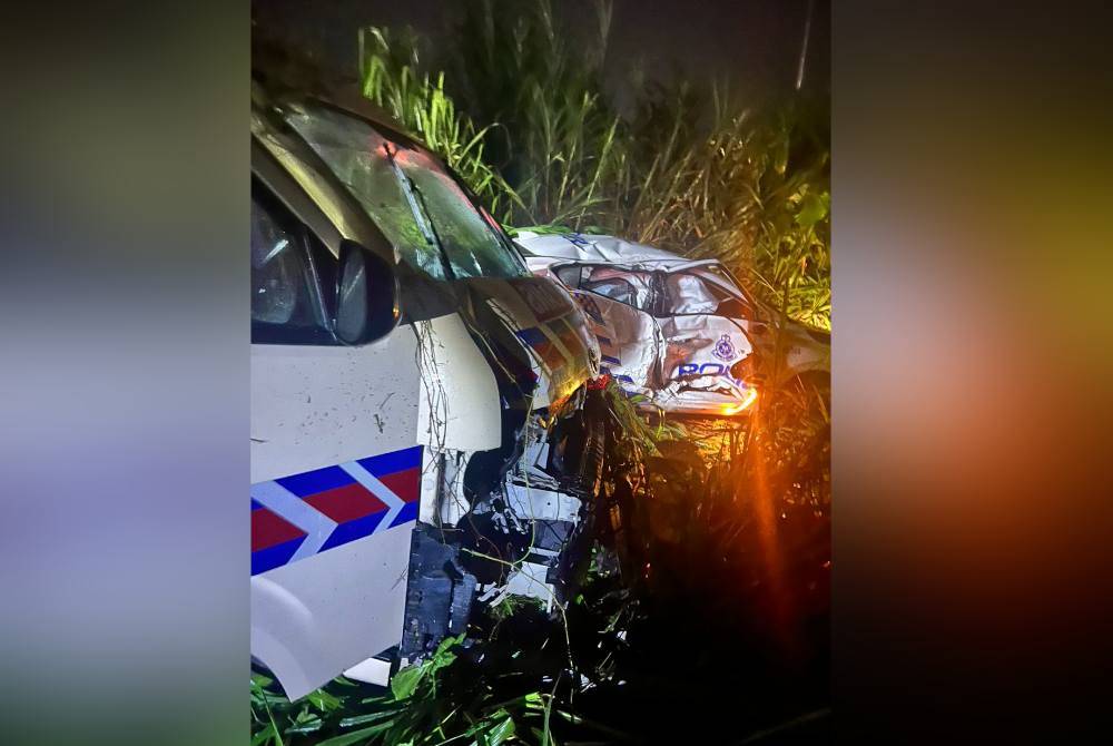 Kenderaan MPV terbabas ke kanan jalan kerana hilang kawalan selepas berlanggar dengan ambulans di Kilometer 13 Jalan Tenom-Keningau.