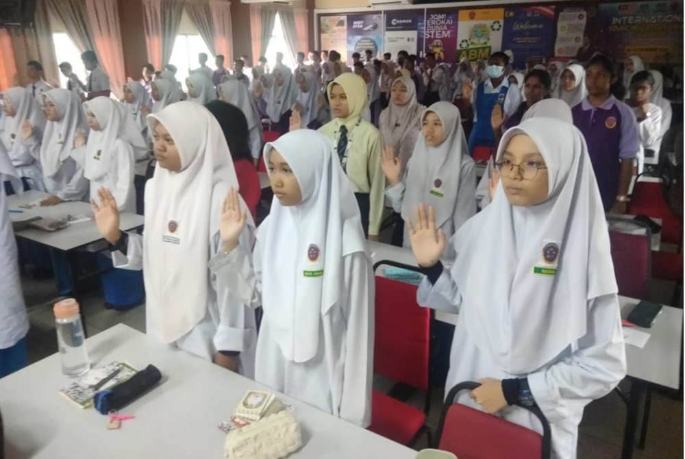 Pelajar SMK Seksyen 7 ketika melafazkan ikrar bebas rasuah.