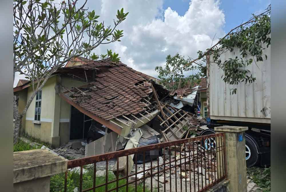 Kejadian tersebut menyebabkan sebuah kereta Produa Axia dan motosikal Benelli rosak selepas ditimpa bumbung rumah.