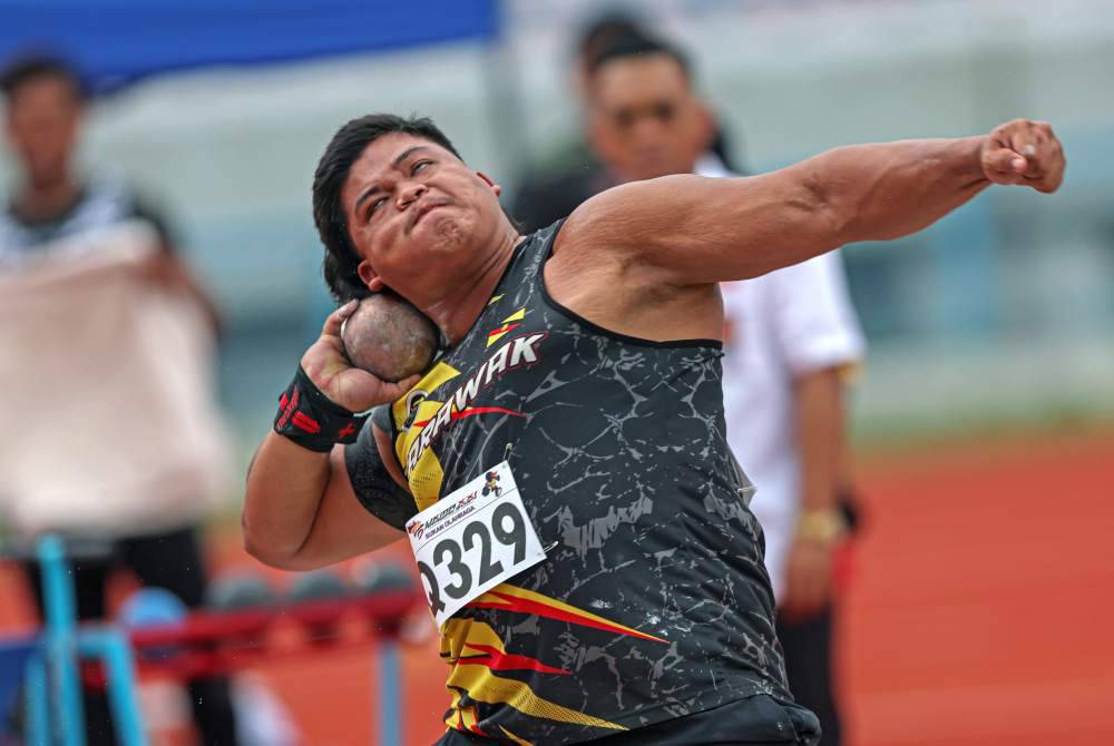 Jonah berjaya memecah rekod Sukma dengan balingan sejauh 17.66m dalam acara lontar peluru lelaki akhir di Stadium Sarawak, hari ini.