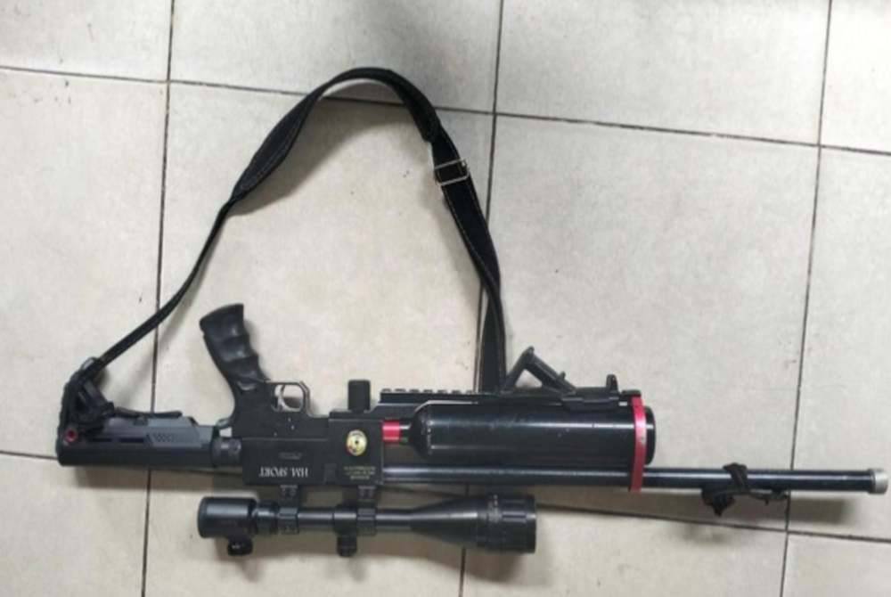 Senapang angin yang digunakan suspek. Foto Agensi