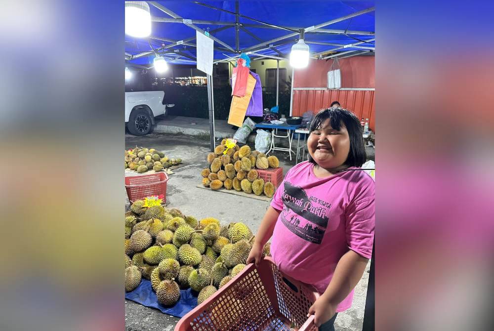 Damia sering membantu kedua ibu bapanya berniaga di gerai dan bercita-cita untuk menjadi seorang ahli perniagaan suatu hari nanti.