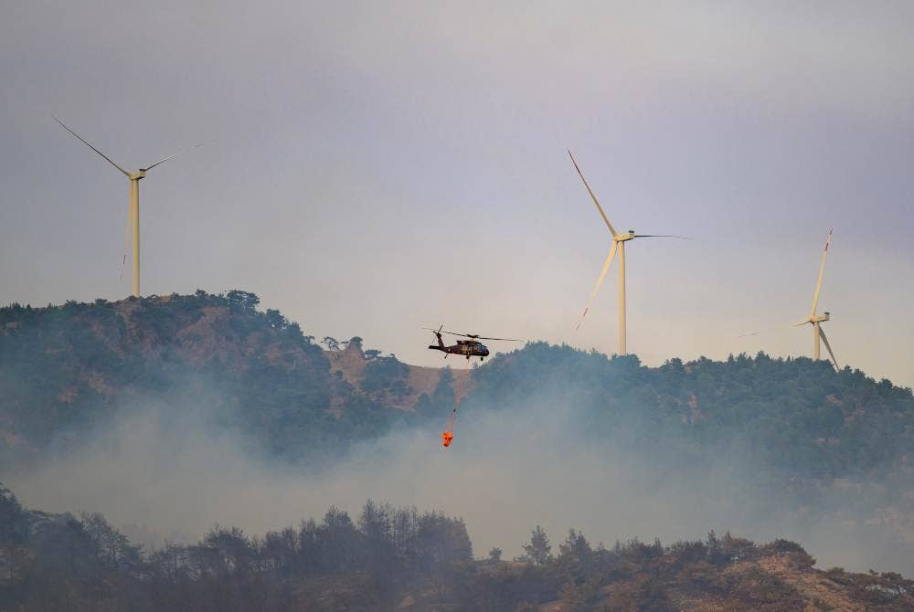 Helikopter membawa air bagi memadamkan kebakaran hutan di wilayah Izmir. Foto AFP