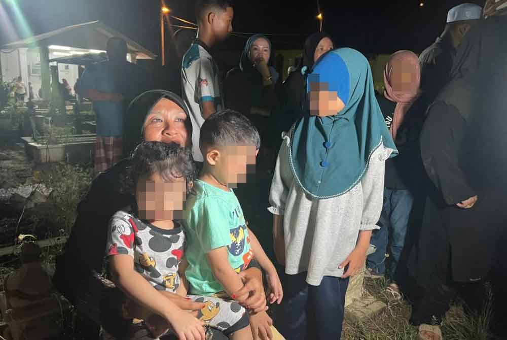 Ketiga-tiga anak Allahyarhamah Istiqomah bersama ibu saudara mereka.