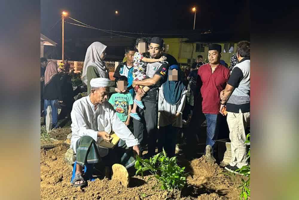 Mohd Yusof (empat dari kanan) mendukung anak bungsu mereka.