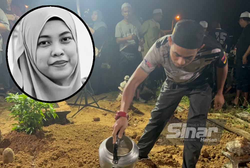 Mohd Yusof menyiram air ke kubur Allahyarham Istiqomah.