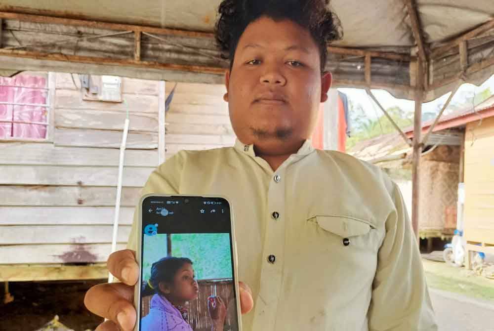 Zulkefli menunjukkan gambar kenangan Nuraina Humaira.