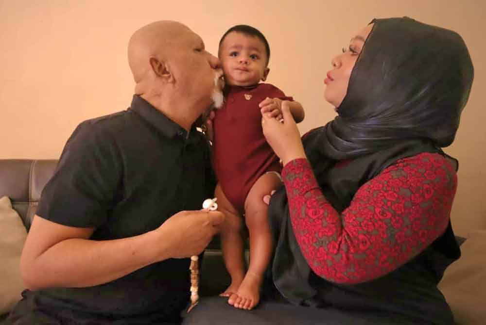 Min dan suaminya, Zulfikar melayani kerenah putera sulung mereka, Muhammad Zulfiras.