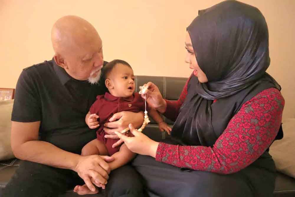 Min dan suaminya, Zulfikar melayani kerenah putera sulung mereka, Muhammad Zulfiras.