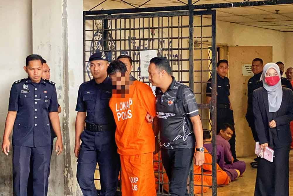 Suspek dibawa keluar dari lokap mahkamah selepas mendapatkan perintah reman di Mahkamah Alor Setar pada Selasa.