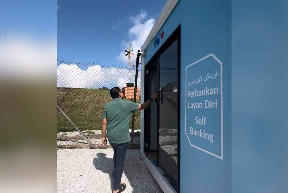 Dakwat masih di jari, penduduk di DUN Nenggiri menerima kemudahan mesin juruwang automatik (ATM) kedua di Bertam Baru, Gua Musang selepas berakhirnya PRK pada Sabtu lalu.