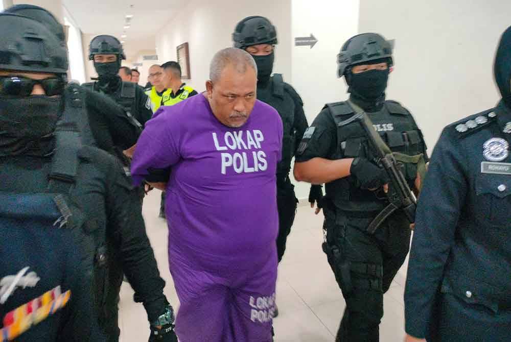 Tertuduh dibawa mahkamah dengan kawalan ketat anggota polis.