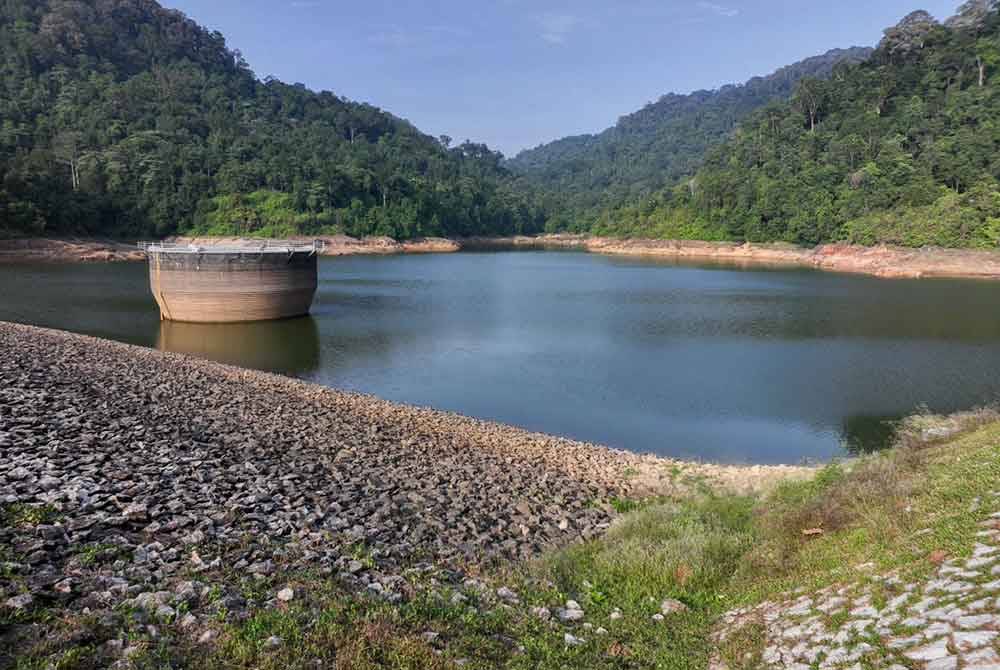 Empangan Air Itam berkapasiti 2,159 juta liter (JL) memberi perkhidmatan kepada pangkalan pelanggan kira-kira 28,948 pengguna air di Air Itam, Farlim dan kawasan berhampiran.