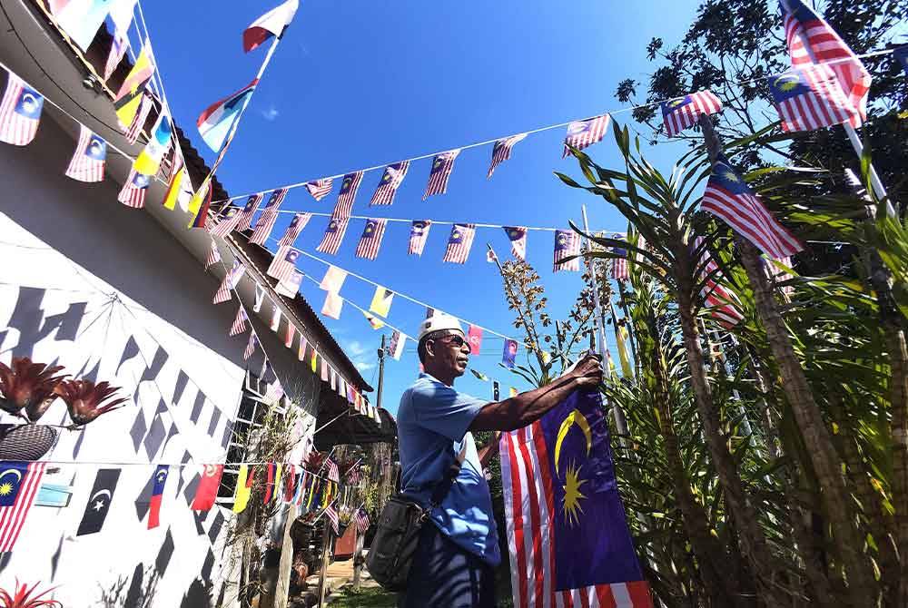 Hamzah seronok menghias rumahnya dengan Jalur Gemilang setiap kali bulan Ogos.