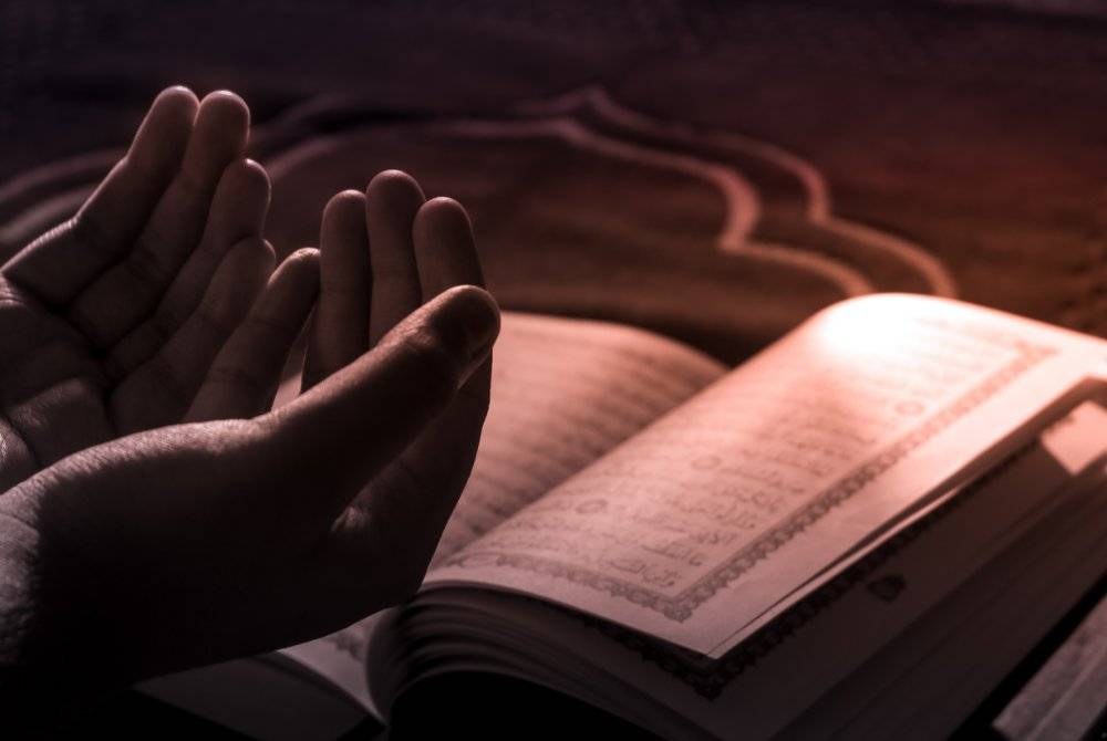 DIGALAKKAN untuk berdoa dan meminta sebarang hajat kepada ALLAH SWT dengan menggunakan ayat al-Quran sebagai perantaraan agar doa dan hajat diperkenan oleh-NYA. Foto CANVA
